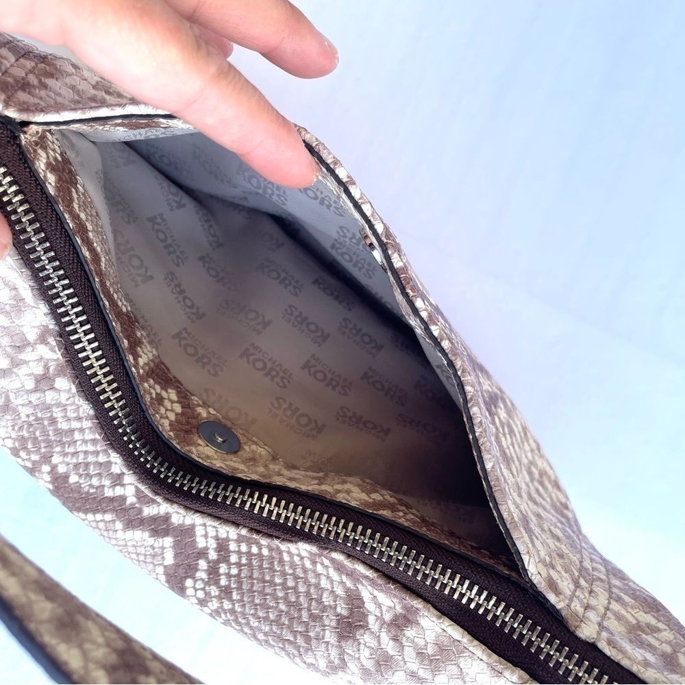 👜 Michael Kors Fulton Medium Top Zip Shoulder Bag Embossed Leather in Dark Sand - Picture 9 of 15